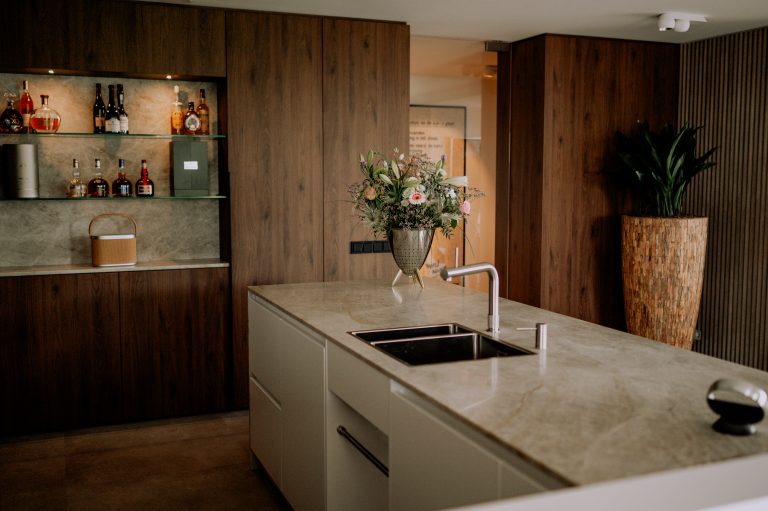 Totaal inrichting Hems interieuwbouw noten wandkast keuken